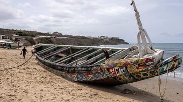 Embarcação tinha como destino a Espanha e carregava 100 pessoas no início da viagem, em uma embarcação de tipo “piroga”, construída com um tronco de árvore cavado (foto ilustrativa). Foto: JOHN WESSELS/AFP/Arquivo