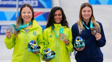 From left, Brazil's Pamela Rosa, Brazil's Rayssa Leal and Paige Heyn of United States pose at the podium of the women's skateboarding street at the Pan American Games in Santiago, Chile, Saturday, Oct. 21, 2023. (AP Photo/Esteban Felix). Foto: Esteban Felix/ AP
