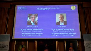 Per Stromberg, Goran K. Hansson e Per Krusell o Prêmio Nobel de Economia durante conferência. Foto: Henrik Montgomery/ TT News Agency/via REUTERS