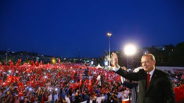 Erdogan celebra com apoiadores um ano de tentativa frustrada de golpe na Turquia. Foto: Presidency Press Service via AP