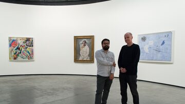 Paulo Miyada e Frédéric Paul com obras de Kandinsky, Picassoe Miró. Foto: Ricardo Miyada