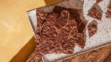 quebra-quebra de chocolate ao leite e biju da Dengo. Foto: Dersu Szuparits
