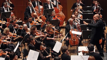 Jaap van Zweden rege a New York Philharmonic, que executa a 'Sinfonia Nº 1' deJohn Corigliano, uma homenagem aos mortos pela Aids. Foto: Hiroyuki Ito/The New York Times