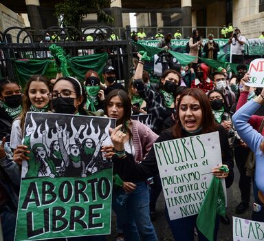 Mulheres em Bogotá, na Colômbia, protestam com faixas, cartazes e bandeiras em defesa do aborto