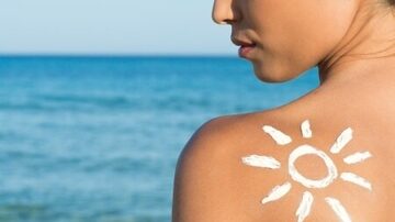 O protetor solar deve ser passado todos os dias, mesmo fora da praia e da piscina. Foto: Pixabay