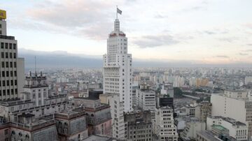 Com 161,22m de altura, 35 pavimentos, 14 elevadores, 900 degraus e 1.119 janelas, o Edifício Altino Arantes Marques, a conhecida Torre do Banespa, é um dos cartões postais da cidade. Foto: Arquivo/AE