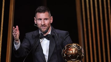 Inter Miami CF's Argentine forward Lionel Messi gestures on stage as he receives his 8th Ballon d'Or award during the 2023 Ballon d'Or France Football award ceremony at the Theatre du Chatelet in Paris on October 30, 2023. (Photo by FRANCK FIFE / AFP). Foto: Franck Fife/ AFP