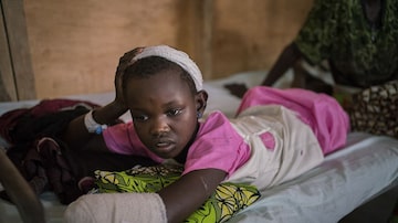 Grace Mave, 12 anos, sobreviveu por pouco ao ataque contra seu vilarejo. Sua mãe, grávida, e seus dois irmãos foram mortos. Foto: Diana Zeyneb Alhindawi para The New York Times