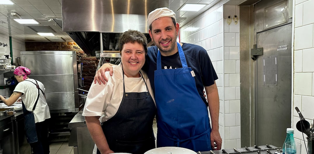 Roberta Sudbrack e Mariano Ramón na cozinha com pratos. Foto: Francisco Carneiro