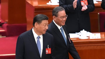 Xi Jinping (E) e Li Qiang durante o Congresso Nacional do Povo, em Pequim
