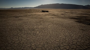O leito seco do Lago Poopó próximo a Llapallapani, na Bolívia. Foto: Josh Haner/The New York Times