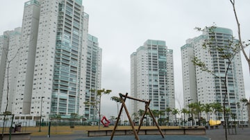 Foto do condomínio Jardim das Perdizes, em São Paulo, com um playground no primeiro plano e quatro prédios no segundo plano. Foto: DANIEL TEIXEIRA