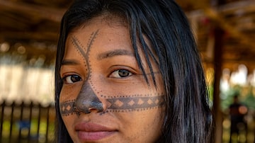 Beka Munduruku, jovem ativista do Povo Munduruku, 19anos, na aldeia Sawré Muybu, também chamadade Daje Kapap Eipi, no Pará. Foto: Cacalos Garrastaz/Edercontent