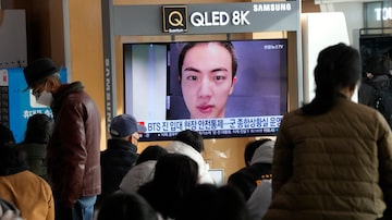 Monitor de TV mostra imagem do cantor  Jin, que iniciou serviço militar. Foto: Ahn Young-joon