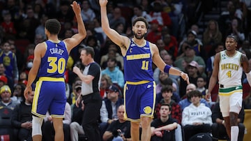 Nov 20, 2022; Houston, Texas, USA; Golden State Warriors guard Klay Thompson (11) and guard Stephen Curry (30) celebrate after a play during the first quarter against the Houston Rockets at Toyota Center. Mandatory Credit: Troy Taormina-USA TODAY Sports. Foto: Troy Taormina-USA TODAY Sports