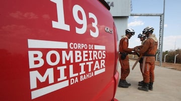 Corpo de Bombeiros da Bahia trabalha no resgate de vítimas das enchentes e deslizamentos causados pela forte chuva. Foto:  Elói Corrêa/GOVBA