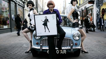 FILE - British fashion designer Mary Quant, center, poses in London on Jan. 9, 2009. Quant, the designer whose fashions epitomized the Swinging 60s, has died at the age of 93. Quant's family said she died “peacefully at home” in Surrey, southern England, on Thursday, April 13, 2023.  (David Parry/PA via AP, File). Foto: David Parry/PA via AP