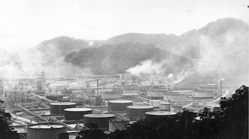 Fumaça àvista em 1982.Cubatão recebeu da ONU o título de cidade mais poluída do mundo. Foto: Alfredo Rizzutti/Estadão-1/4/1982