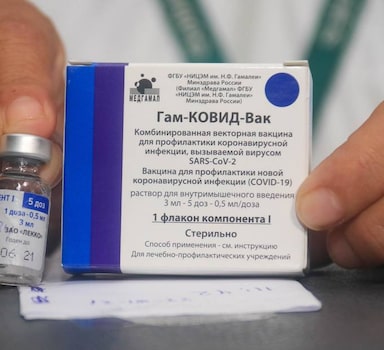 Enfermeiro mostra vacina russa Sputnik V contra a covid-19
