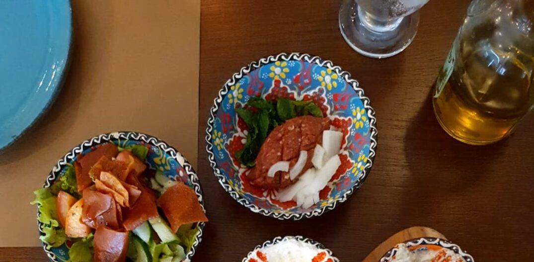 Mesa fica cheia de lindos potinhos libaneses coloridos com pastas, saladas, arrozes, assados, quibes…Tudo delicioso, fresquinho. Foto: Patricia Ferraz/Estadão 