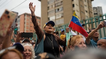 Apoiadores de María Corina Machado participam de uma marcha da líder opositora em San Antonio de Los Altos, em 17 de abril