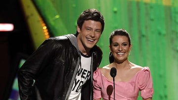 Lea Michele e Cory Monteith, da série "Glee", apresentam o prêmio de melhor ator do ano no Kids Choice Awards. Foto: Matt Sayles/AP