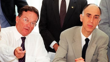 O então vice-presidente Marco Maciel e Jorge Bornhausen, à época senador, ambos do PFL no ano de 2000. Foto: DIDA SAMPAIO/AE (1/2/2000)