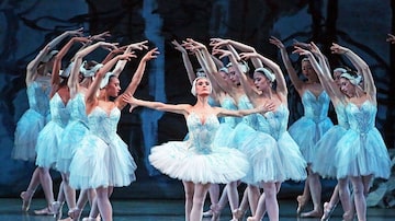 Lauren Lovette faz sua estreia com outros membros do New York City Ballet em O Lago dos Cisnes no David H. Koch Theatre. Foto: Andrea Mohin/The New York Times