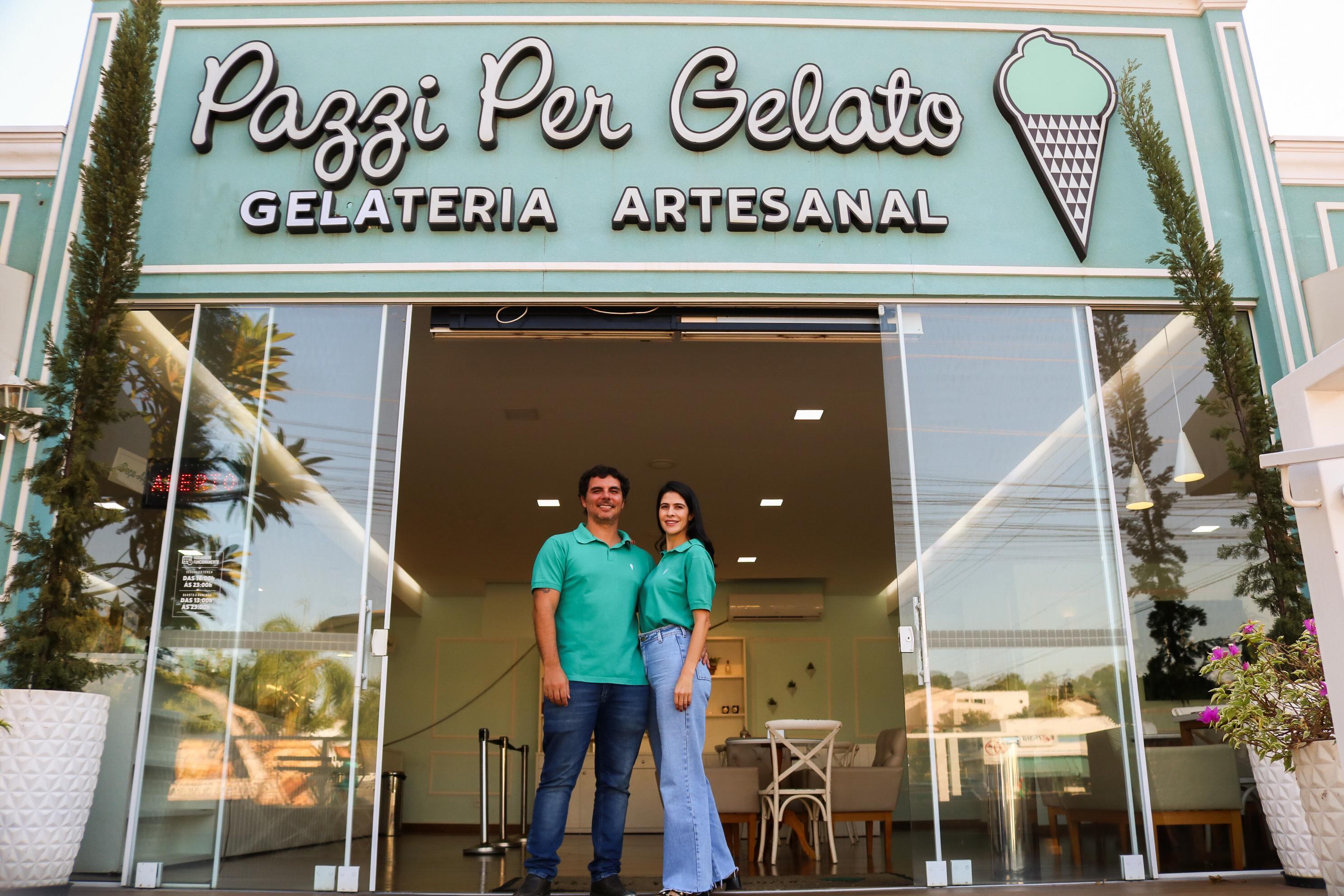 O engenheiro de software Vitor Teixeira e a bancária Cecília Lovato, que criaram a Pazzi Per Gelato.