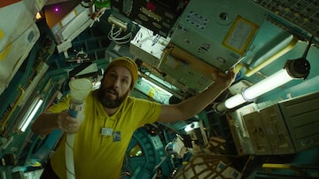Adam Sandler como Jakub no filme 'O Astronauta'. Foto: Netflix