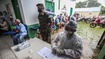 Indígenas são vacinados na aldeia de Umariaçu. Foto: Gabriela Biló/ Estadão