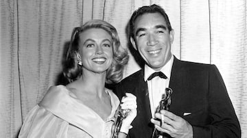 A atrizDorothy Malone posa ao lado de Anthony Quinn, ambos premiados, respectivamente, com o Oscar de melhoratriz e ator coadjuvantes, na cerimônia de 1957. Foto: (AP Photo, File)