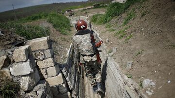 Soldado armênio patrulha fronteira de Nagorno-Karabakh. Foto: REUTERS