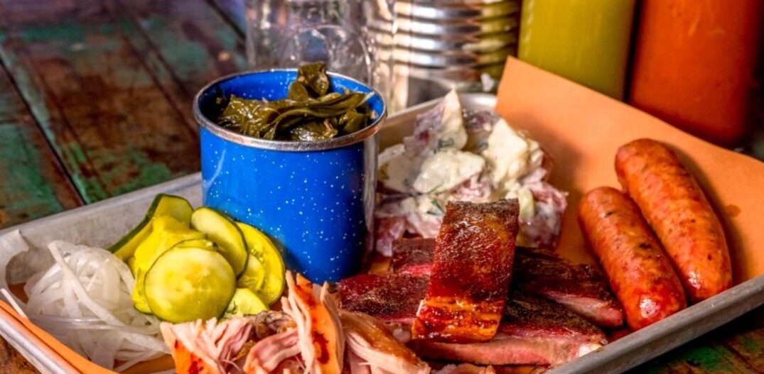 Fat Cheeks Tray: frango desfiado, costelas de porco, linguiça de porco, vegetais refogados e salada de batata. Foto: Divulgação