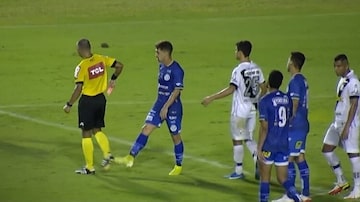 Neto Berola acerta toque no pé do árbitro Wilton Pereira Sampaio. Foto: Reprodução/ Premiere