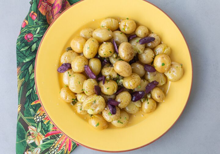 Batatas bolinhas espalhadas em um prato amarelo