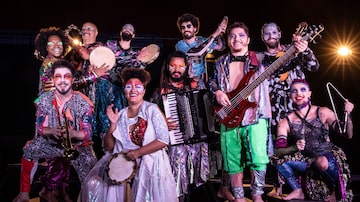 Grupo da Cia. Barca dos Corações Partidos no musical 'Jacksons do Pandeiro'. Foto: Renato Mangolin
