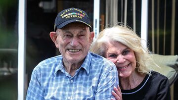 O veterano da 2ª Guerra Mundial Harold Terens, de 100 anos, posa para foto com a sua noiva, Jeanne Swerlin, de 96 anos

