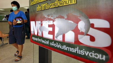 FILE PHOTO: A woman wearing a mask walks past an information banner on Middle East Respiratory Syndrome (MERS) at the entrance of Bamrasnaradura Infectious Diseases Institute in Nonthaburi province, on the outskirts of Bangkok, Thailand, June 19, 2015. REUTERS/Chaiwat Subprasom/File Photo. Foto: Chaiwat Subprasom/Reuters