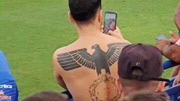 Símbolo da águia, exibido por torcedor do São Raimundo-AM, foi escolhido pelo partido nazista por simbolizar força, vitória e poder. Foto: Reprodução