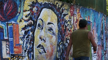 Pinturas em homenagens à vereadora Marielle Franco e ao motorista, Anderson Gomes, foram feitas em paredes do Estácio, na região central, onde ocorreu o atentado. Foto: Wilton Junior/Estadão