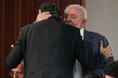 O presidente Lula falando com o ministro da Fazenda, Fernando Haddad (de costas), durante reunião ministerial