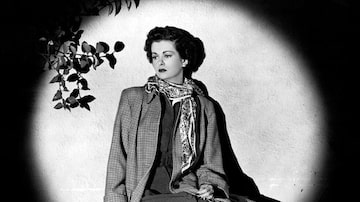 No clássico filme 'Na Teia do Destino' (1949), Joan Bennett viveu a protagonista do romance 'Fachada', de Elisabeth Sanxay Holding, ao lado do ator inglês James Mason. Foto: Columbia Pictures 