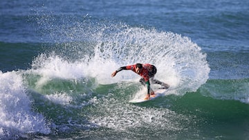 Adriano de Souza, campeão mundial em 2015, vai participar do circuito brasileiro de surfe profissional. Foto: Tony D'Andrea/213 Sports