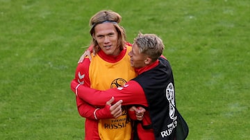 Jannik Vestegaard é abraçado por companheiro em treino da Dinamarca. Foto: Ricardo Moraes / Reuters