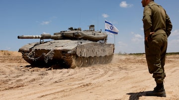 Um soldado israelense ao lado de um tanque, em meio ao conflito em curso entre Israel e o grupo islâmico palestino Hamas, perto da fronteira Israel-Gaza, no sul de Israel, 7 de maio de 2024.