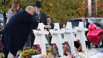 Trump e Melania, ao lado dorabino Jeffrey Myers, homenageiam mortos no massacre de sinagoga. Foto: SAUL LOEB / AFP