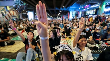 Manifestantes pró-democracia fazem a saudação de três dedos, usada pelo grupo desde o começo das manifestações, pedindo a renúncia do primeiro-ministro da TailândiaPrayut Chan-o-cha e reformas na monarquia do país. Foto: Chalinee Thirasupa/REUTERS
