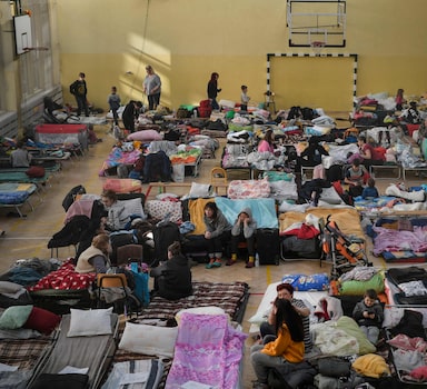 Refugiados da Ucrânia em abrigo na cidade polonesa de Przemysl, perto da fronteira entre os dois países