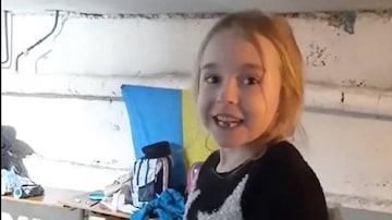A pequena Amelia, de cinco anos de idade, viralizou nas redes sociais ao ter sido gravada cantando 'Let It Go', principal música do filme 'Frozen', para dezenas de pessoas em um bunker em Kiev, na Ucrânia. Foto: ANSA